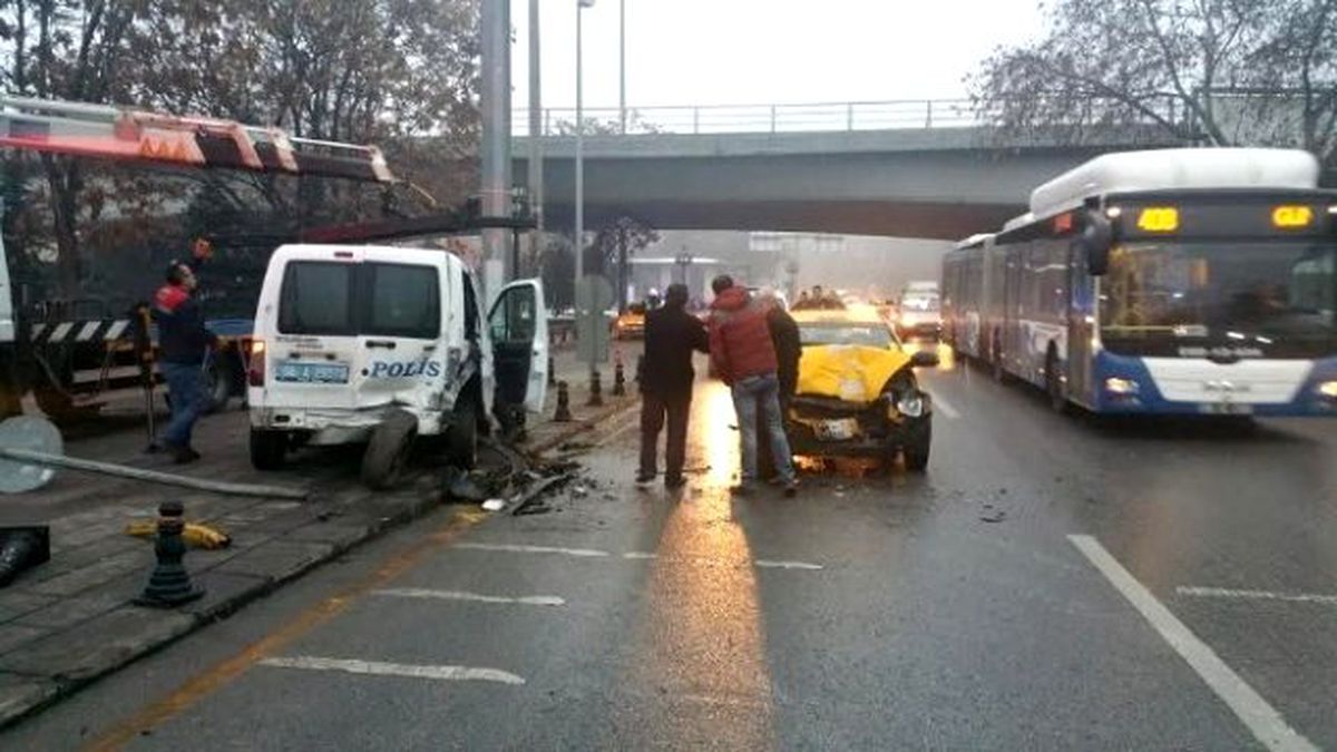 Başkent\'te Polis Aracı Kaza Yaptı