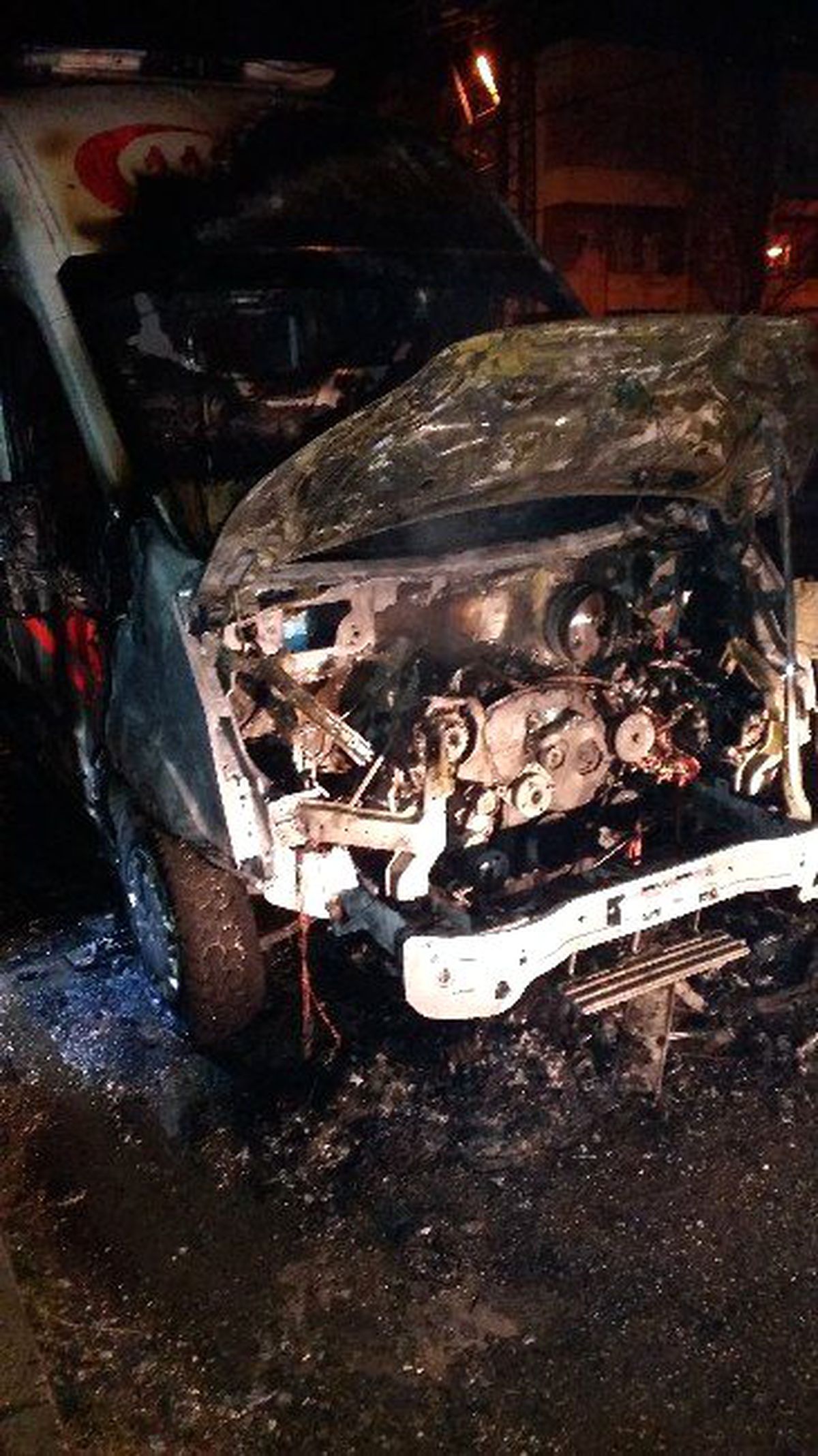 Batman\'da Park Halindeki Ambulans Alev Aldı, Olayın Terör Saldırısı Olup Olmadığı Araştırılıyor