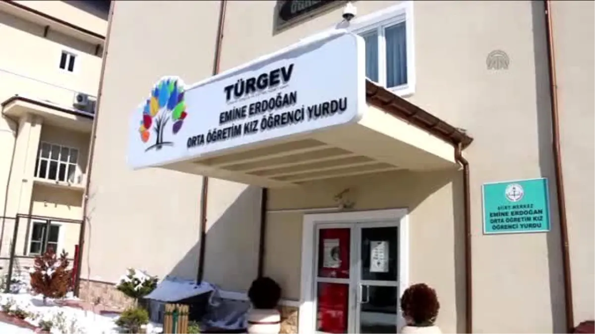 Ders Aralarında Suriyeliler İçin Atkı Örüyorlar