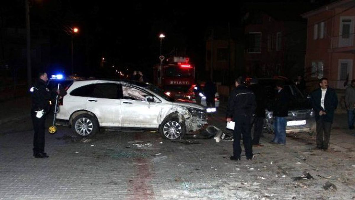 Dikkatsiz Sürücü Park Halindeki Araca Çarparak Durabildi