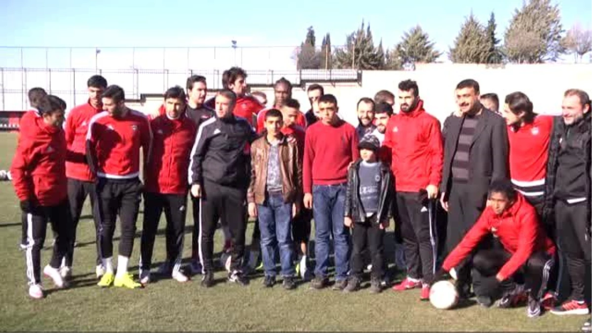 Gaziantepsporlu Futbolculardan, Fedakar Taraftara Yardım Eli