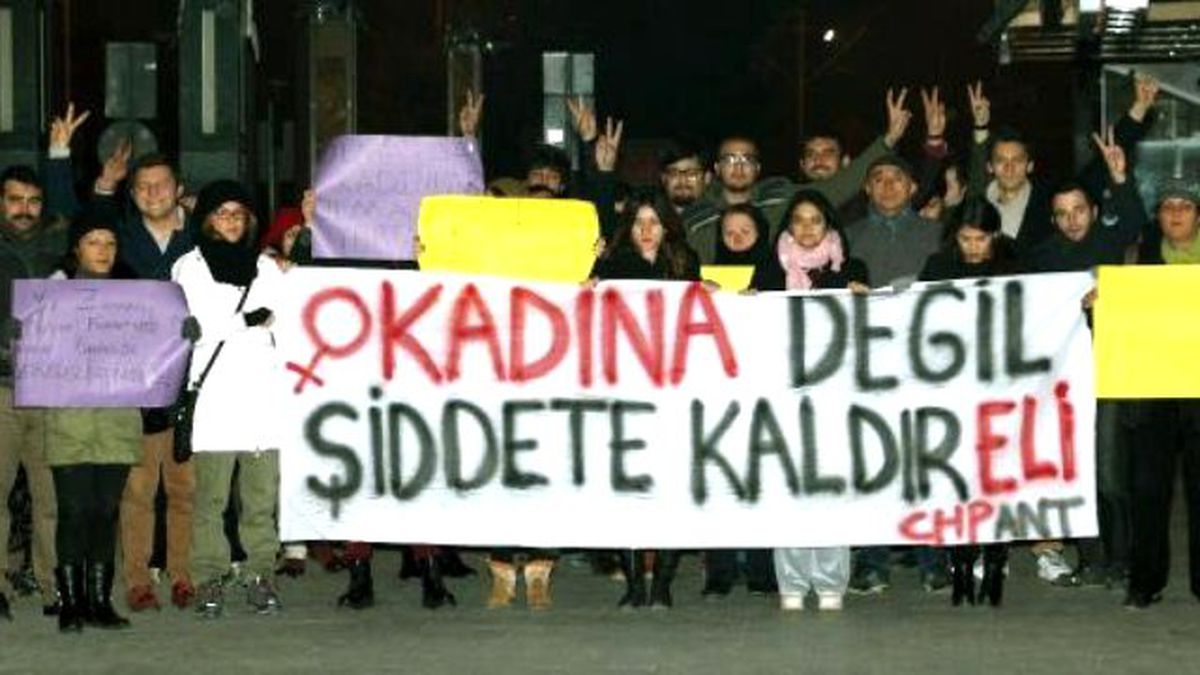 Gece 03.00\'te Tacizi Protesto Ettiler