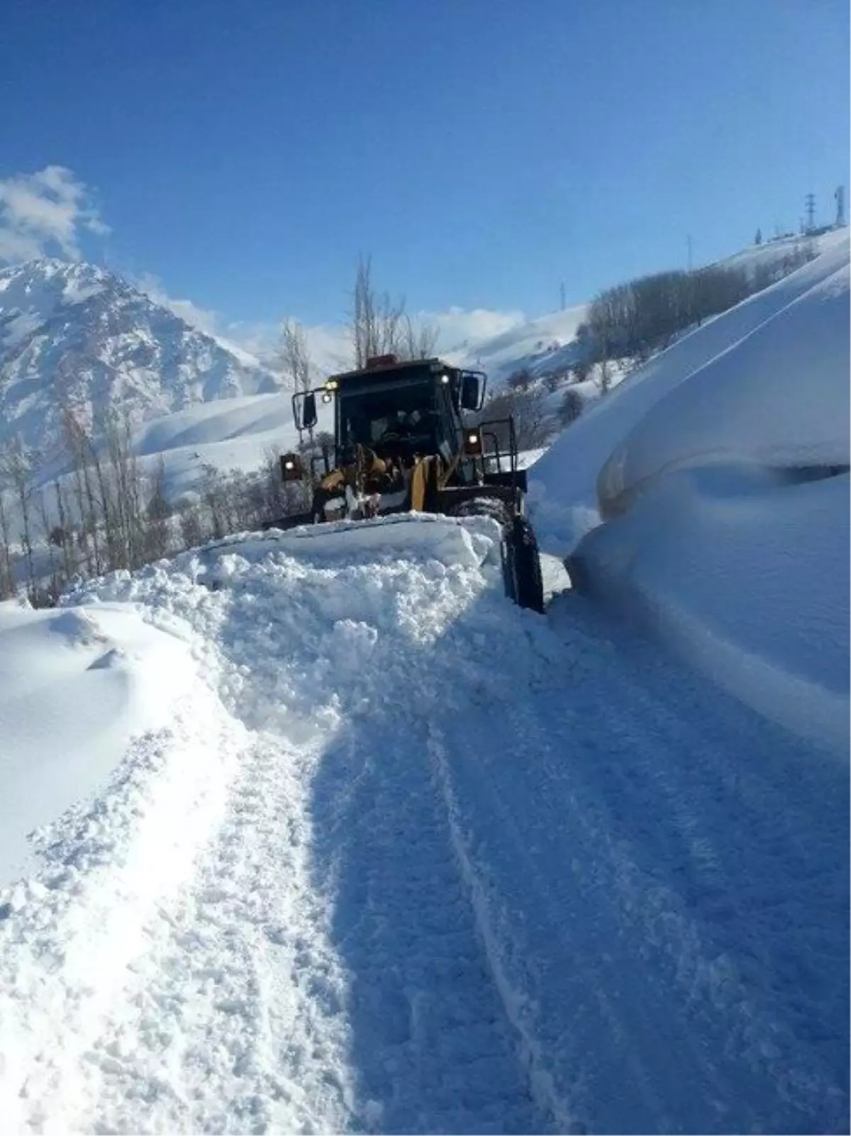 Hakkari\'de Yol Açma Çalışması