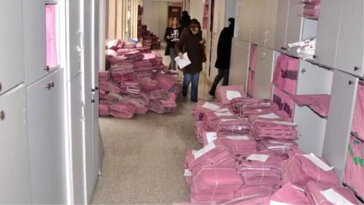 Kocaeli Adliyesi'nde İcra Dosyaları Koridorlara Taştı