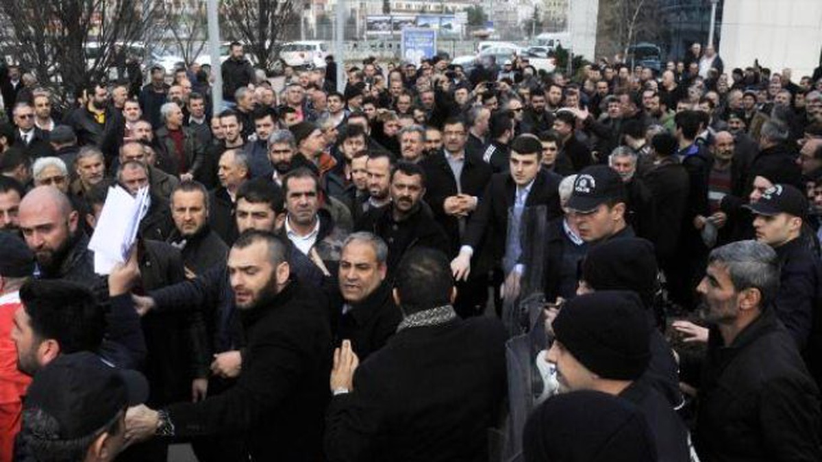 Kocaeli Büyükşehir Belediyesi\'nin Yeni Otobüs Almasını Protesto Ettiler