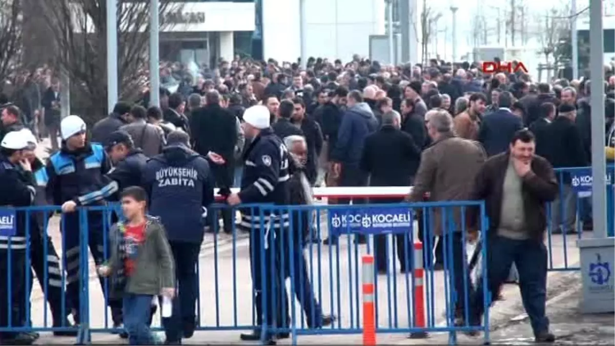 Kocaeli Büyükşehir Belediyesi\'nin Yeni Otobüs Almasını Protesto Ettiler