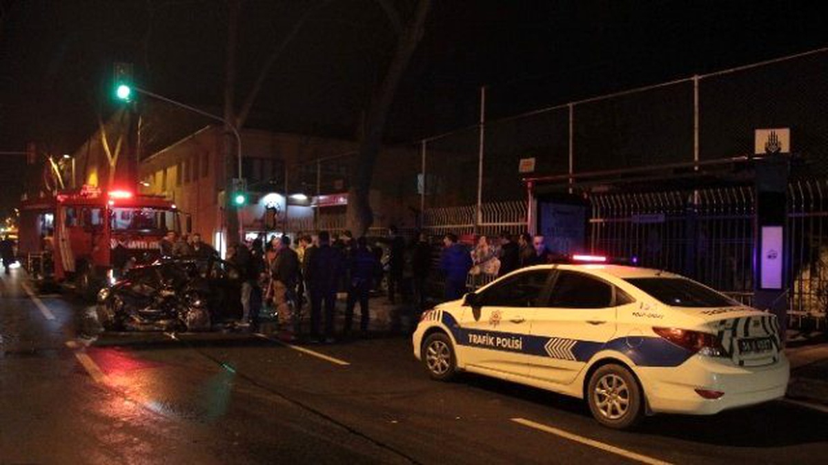 Polis Otosu Lüks Otomobille Kafa Kafaya Çarpıştı: 1 Polis Şehit, 1 Polis Yaralı