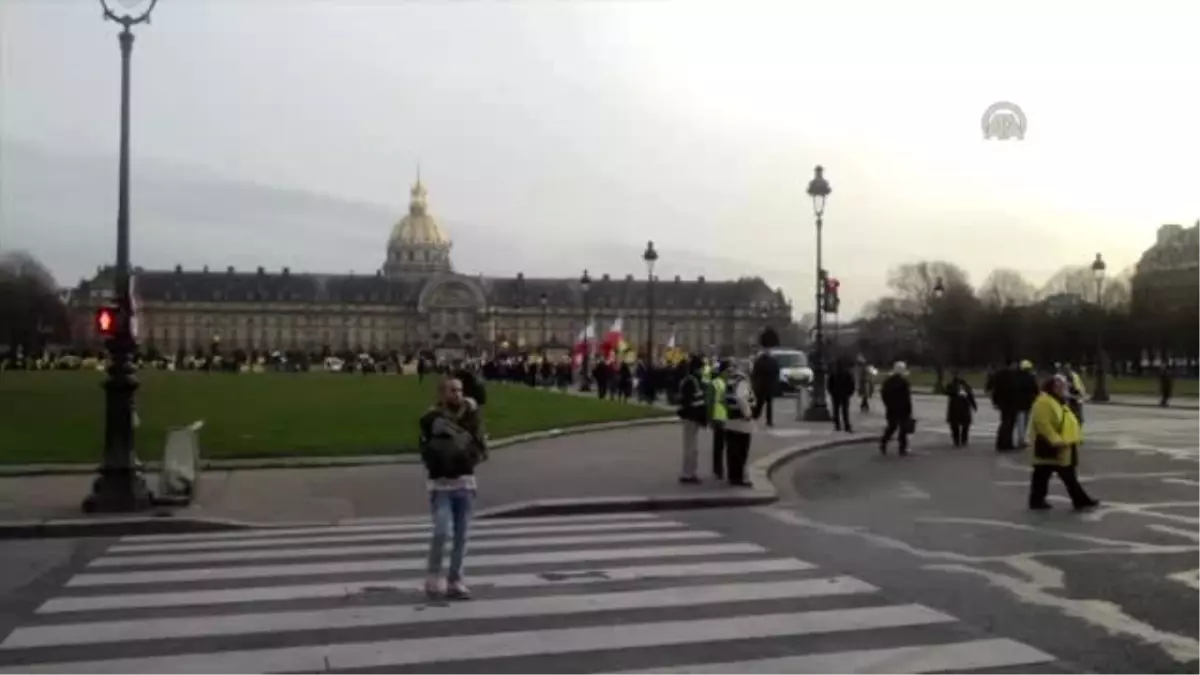 Ruhani, Paris\'te Protesto Edildi