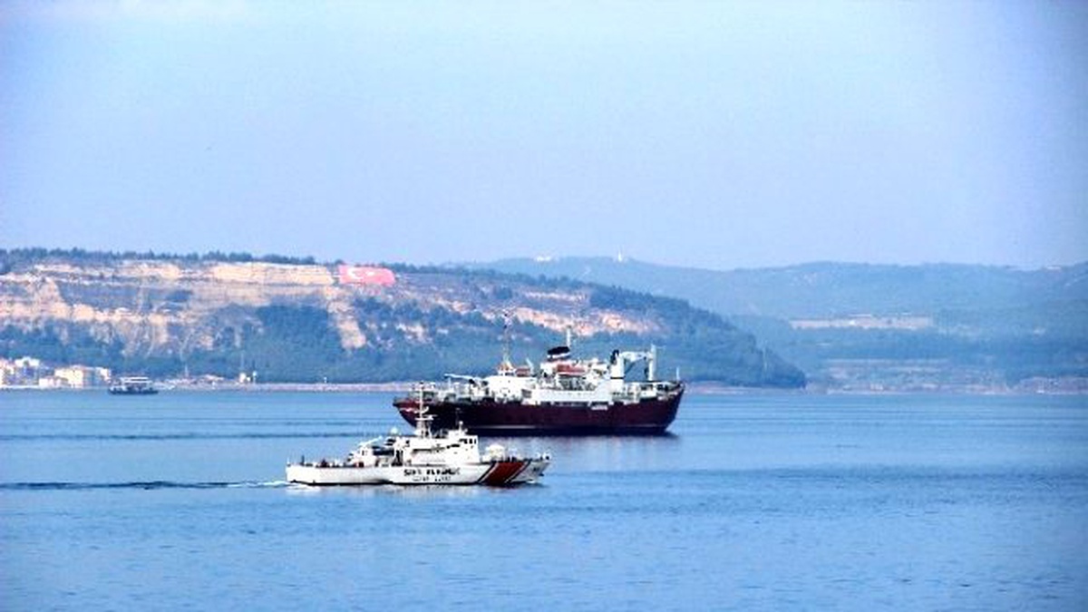 Rus Askeri Gemisi Çanakkale Boğazı\'ndan Geçti