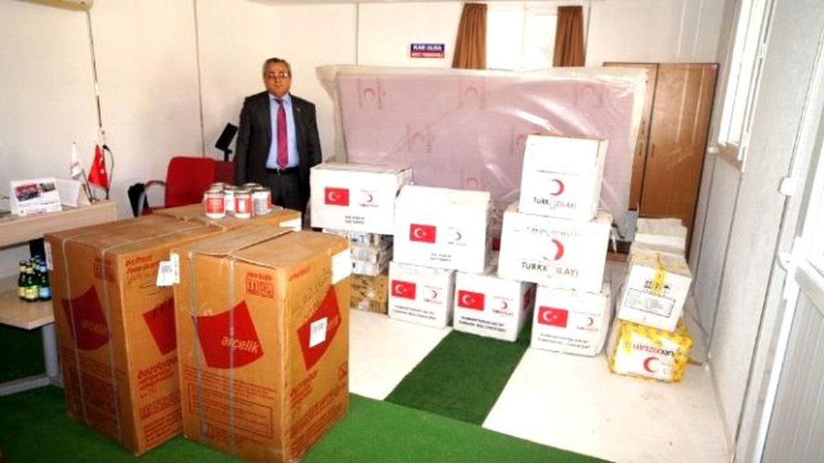 Sarıgöl\'de Evi Yanan Üç Aileye Kızılay Yardım Elini Uzattı