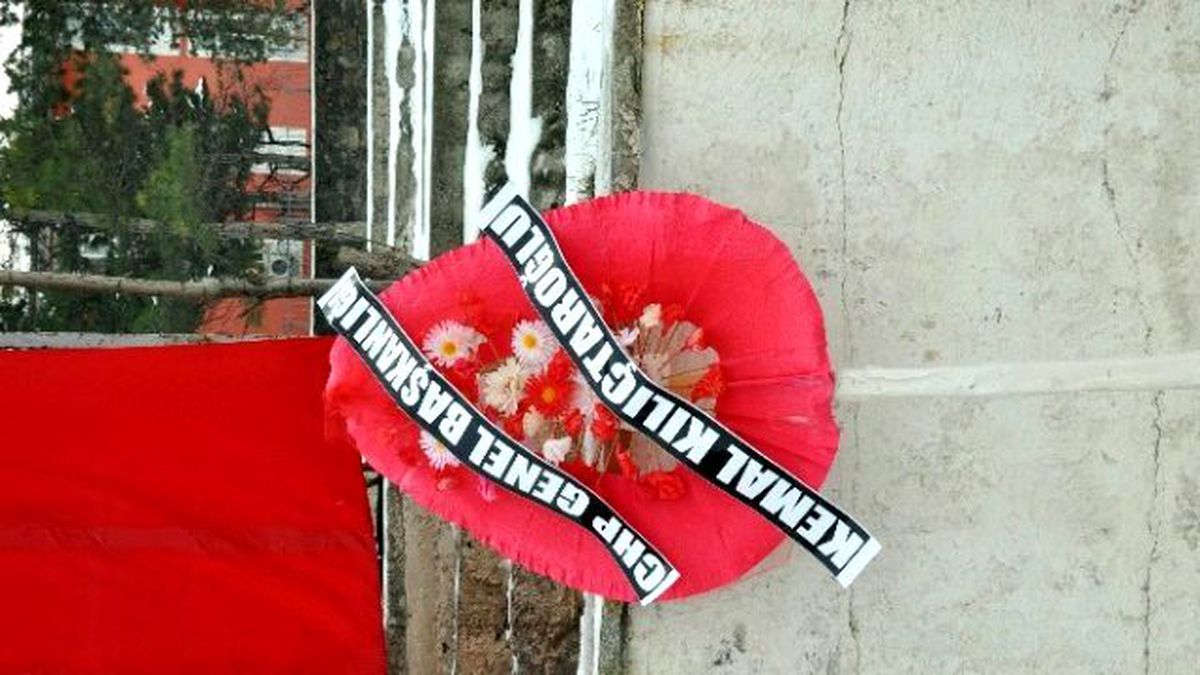 Şehit Cenazesinde CHP\'nin Çelengi Dikkat Çekti
