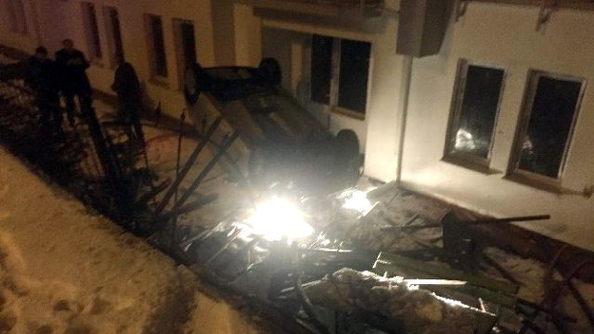 Takla Atan Otomobil Sitenin Bahçesine Uçtu