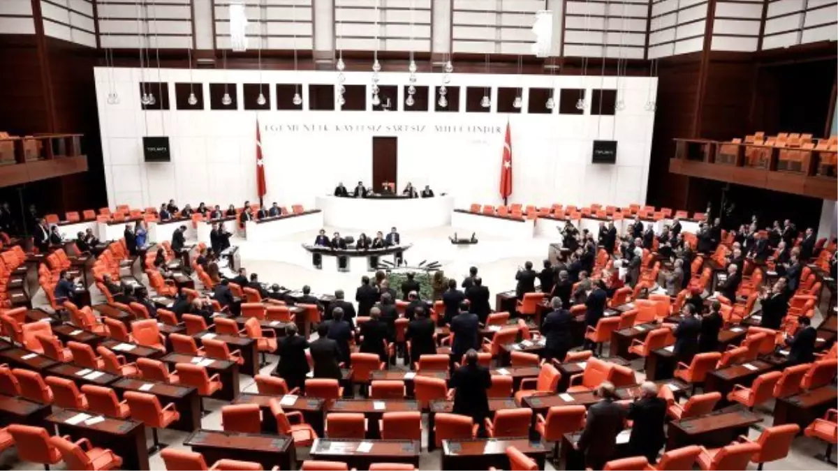 AK Partili Ahmet Aydın\'ı MHP\'liler de Ayakta Alkışladı