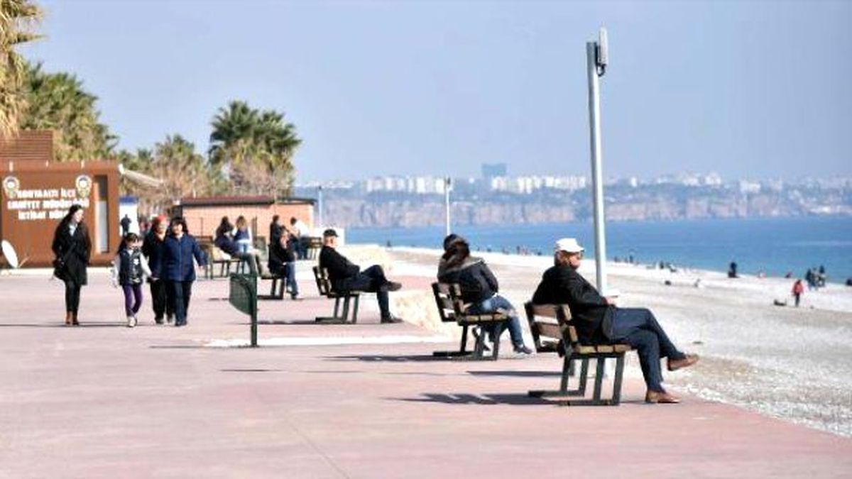 Antalya\'da Güneşi Gören Sahile Koştu