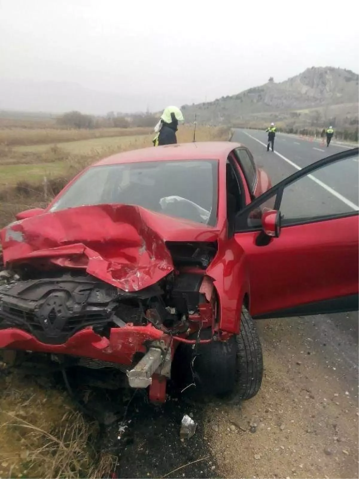 Aynı Yönde Giden 2 Otomobil Çarpıştı; 3 Ölü, 3 Yaralı