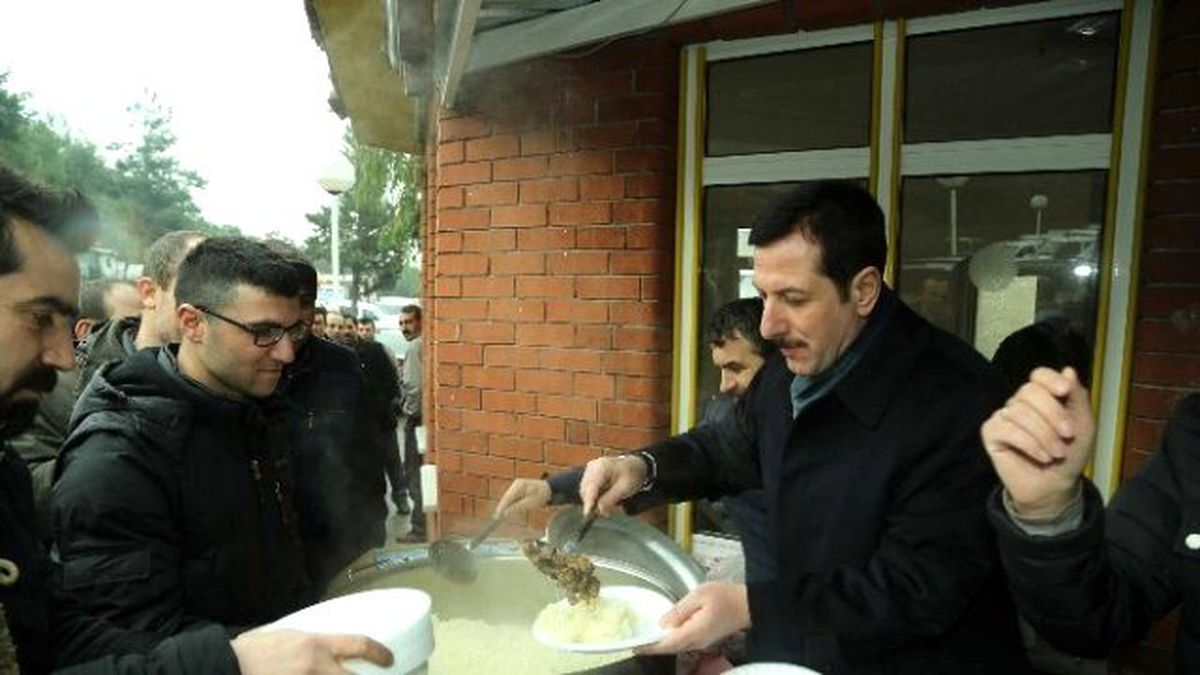 Başkan Tok\'tan İşçilere Yemek