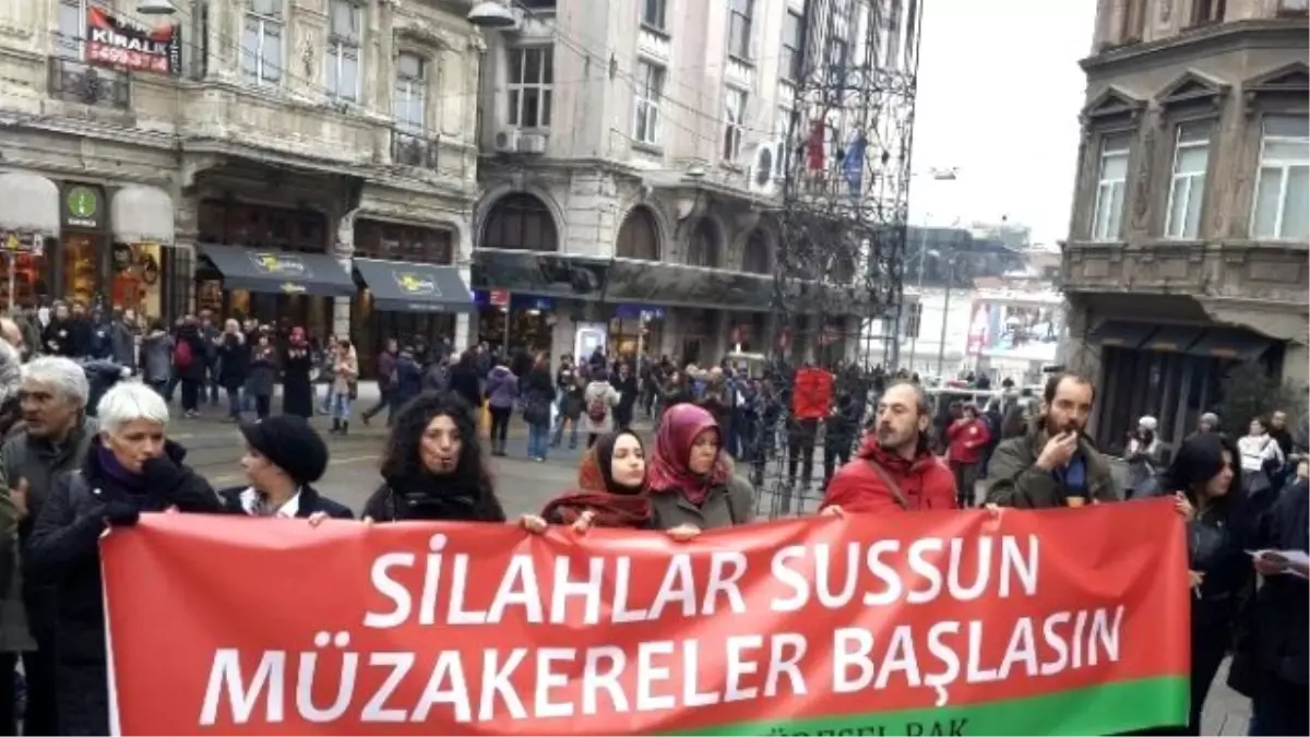 Beyoğlu\'nda Operasyonlara Karşı \'Barış Halkası\'