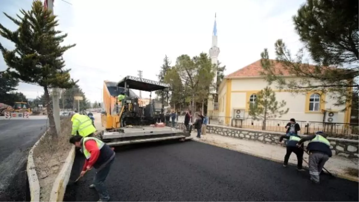 Çivril\'de Üniversite Yolu Sıcak Asfalta Kavuşuyor