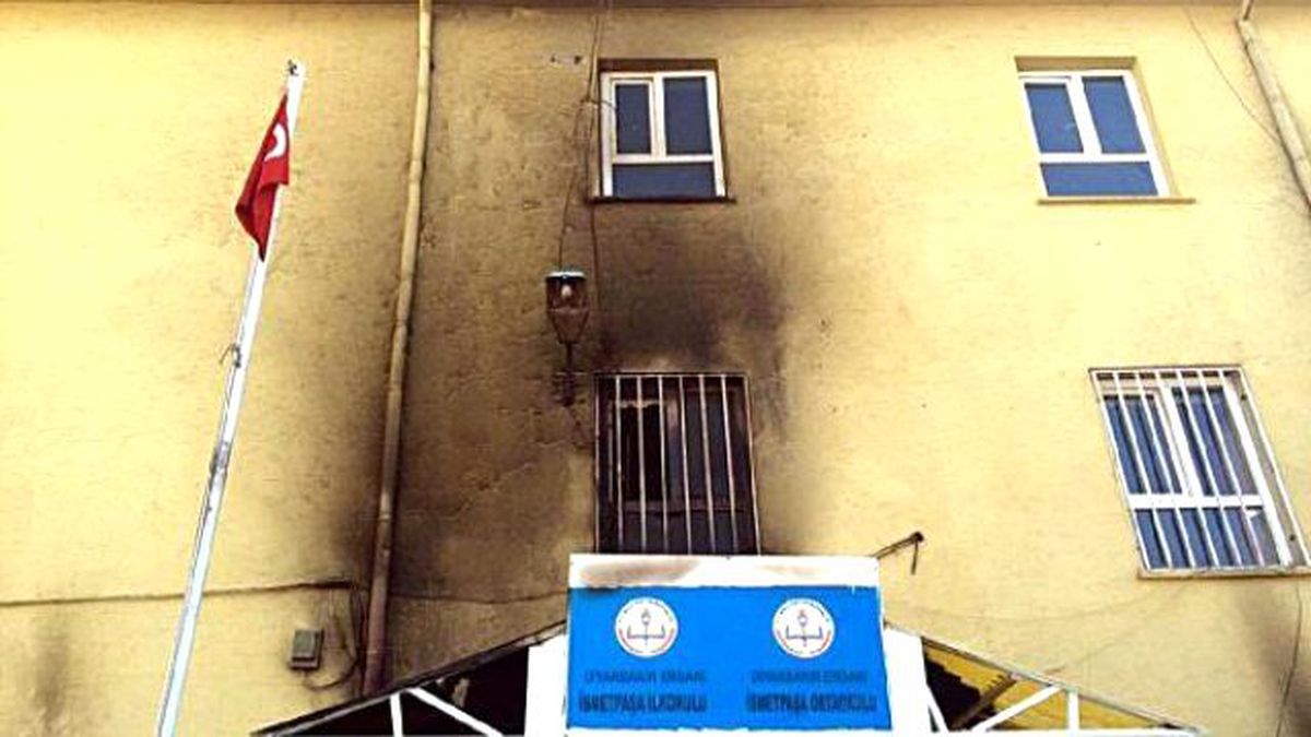 Ergani\'de Okula Molotoflu Saldırı