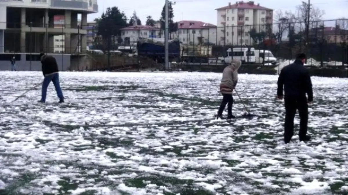 Futbol Sahasında Karları Temizlemek İçin İşçileri 1.5 Saat Kar Üstünde Yürüttüler (2)