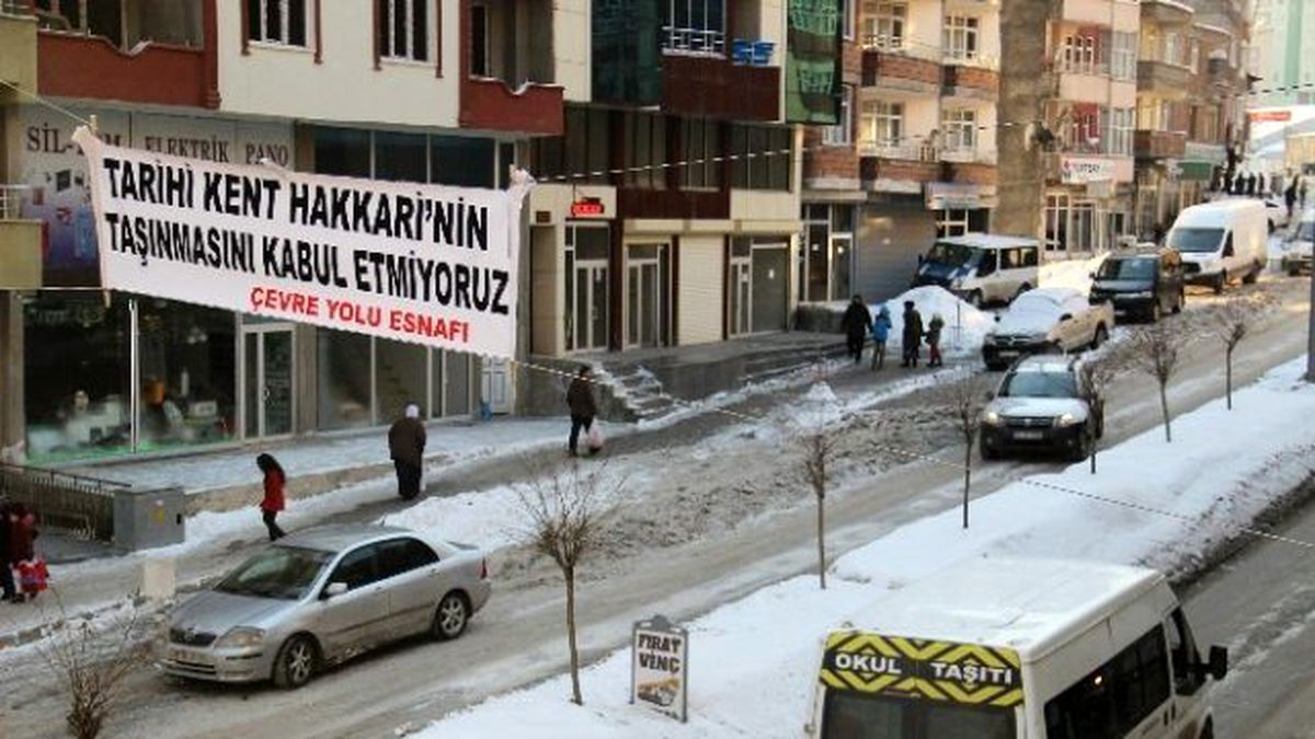 Hakkari\'de Asılan Pankartlar İndirildi