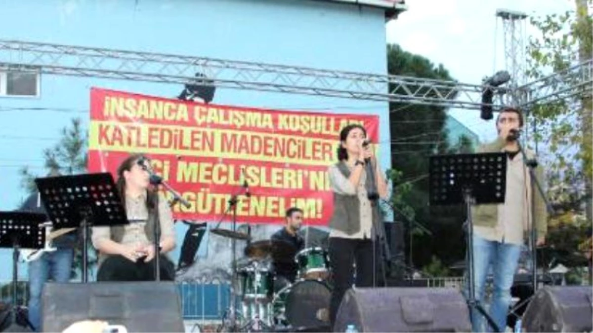 İzmir\'de Konserleri Valilikçe Yasaklanan Grup Yorum Üyelerine, Gözaltı
