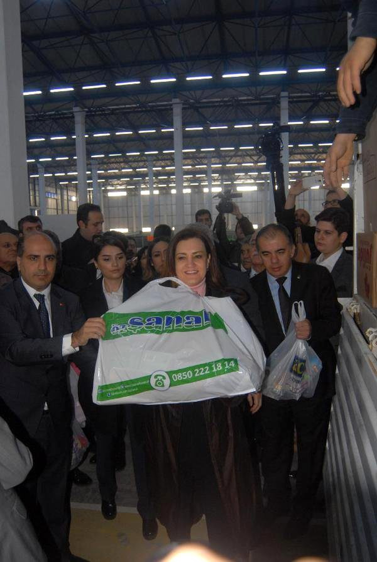 İzmir\'den Bayırbucak Türkmenlerine İki Tır Dolusu Yardım