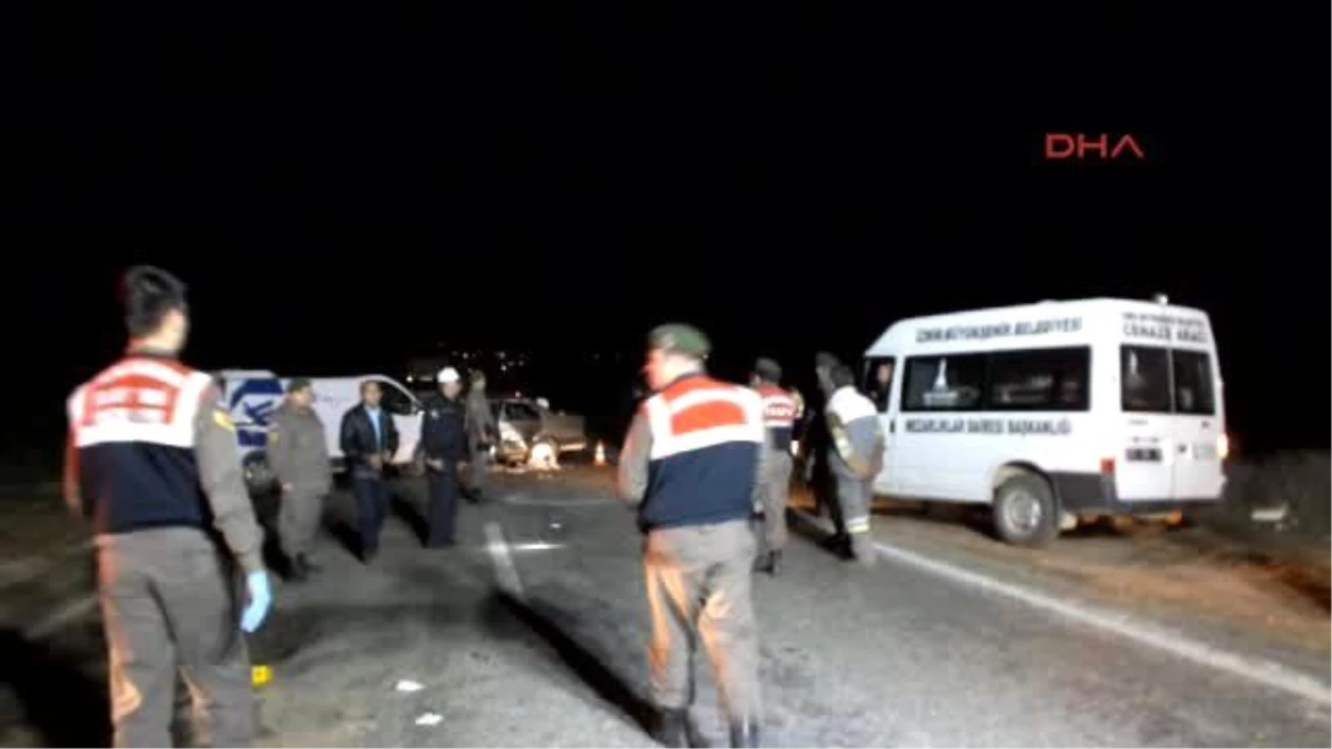 İzmir-Otomobille Hafif Ticari Araç Çarpıştı: 1 Ölü
