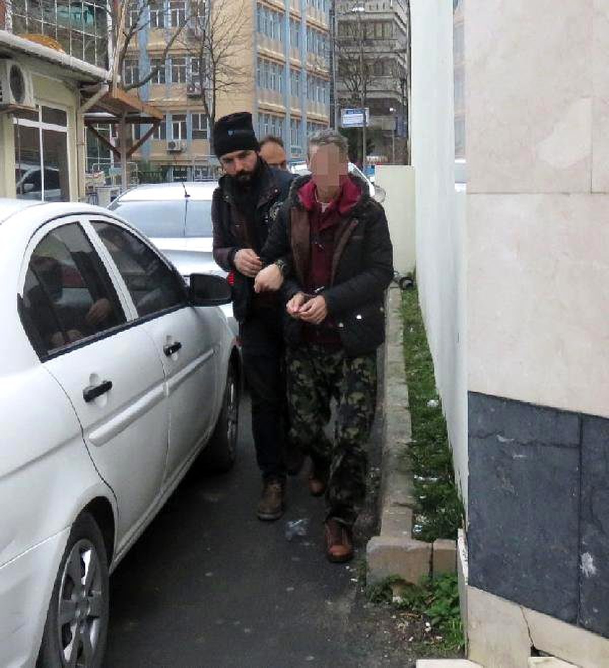 Kızlarının Yanında Yakaladıkları Genci Dövüp 3.kattan Aşağı Atmışlar