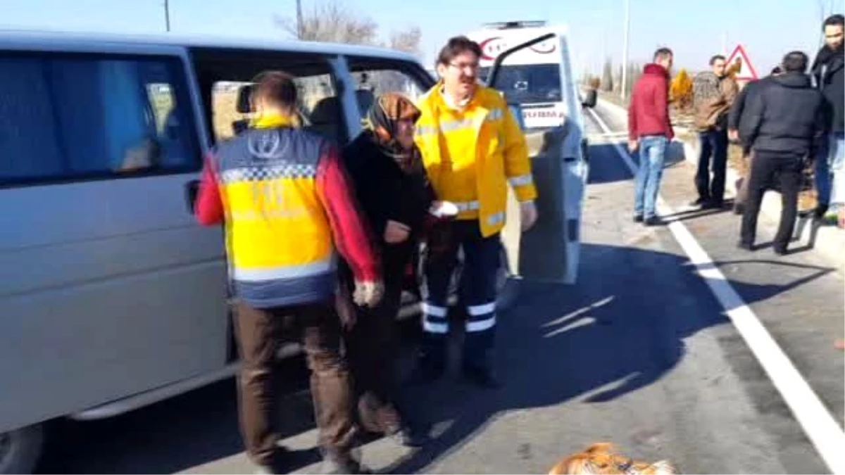 Minibus Elektrik Diregine Carpti: 6 Yaralı