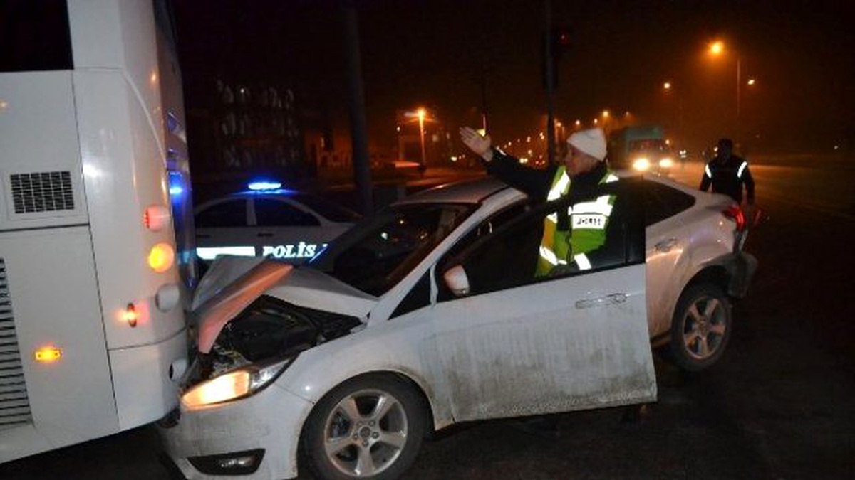Otobüsün Altına Giren Otomobili Polis Bile Ayıramadı