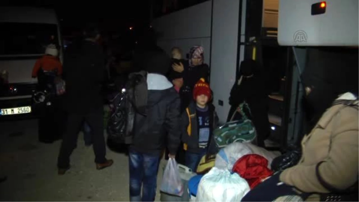 Yayladağı Sınırına Gelen Suriyeli Ailelerin Türkiye\'ye Alınması
