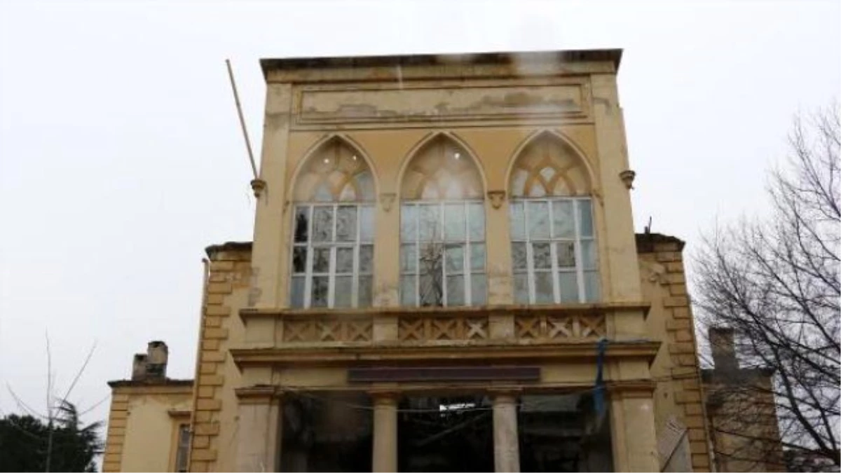 9 Yıl Önce Yanan Asırlık Bina, Kaderine Terkedildi