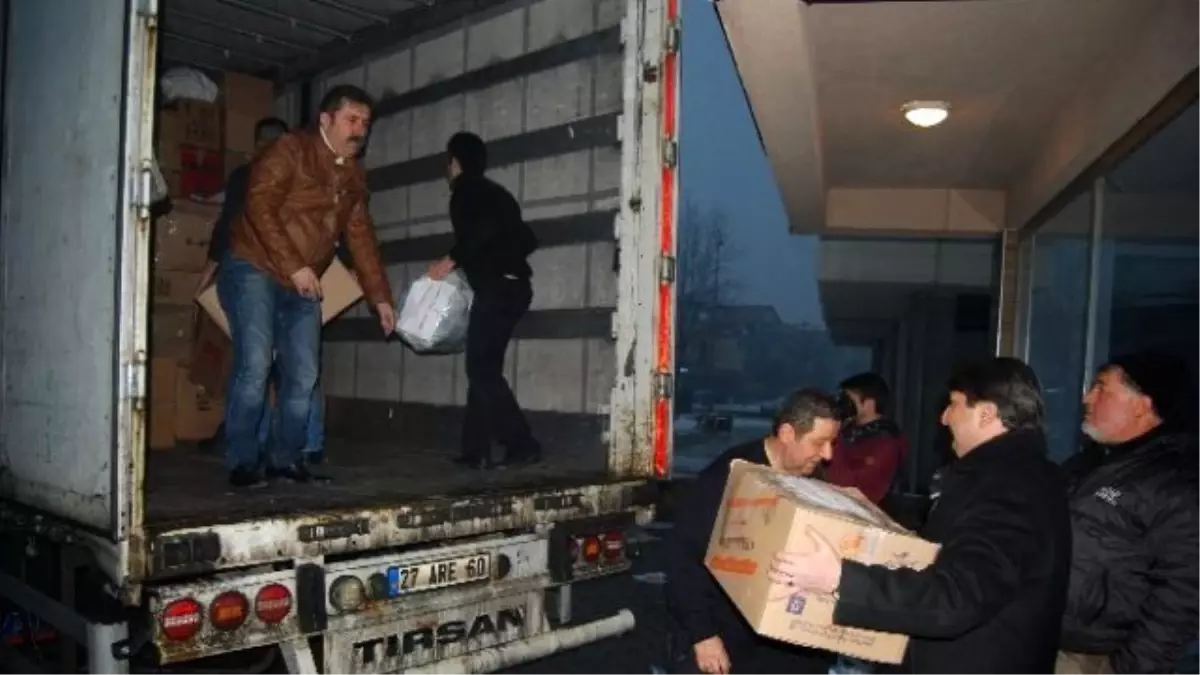 AK Parti\'den Bayırbucak Türkmenlerine 2 Tır Dolusu Yardım