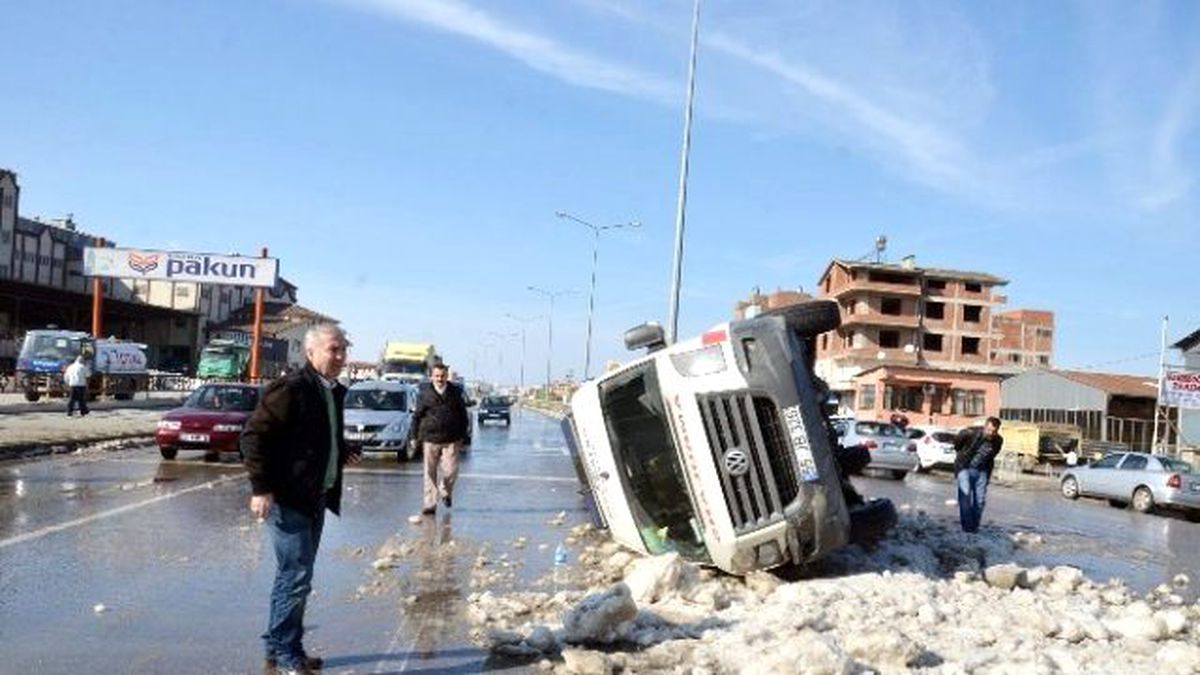 Ambulans Otomobille Çarpıştı: 2 Yaralı