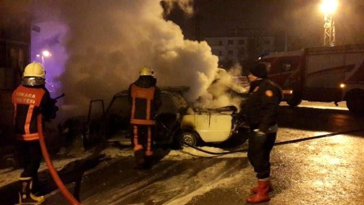 Başkent\'te Park Halindeki 2 Otomobil Kundaklandı