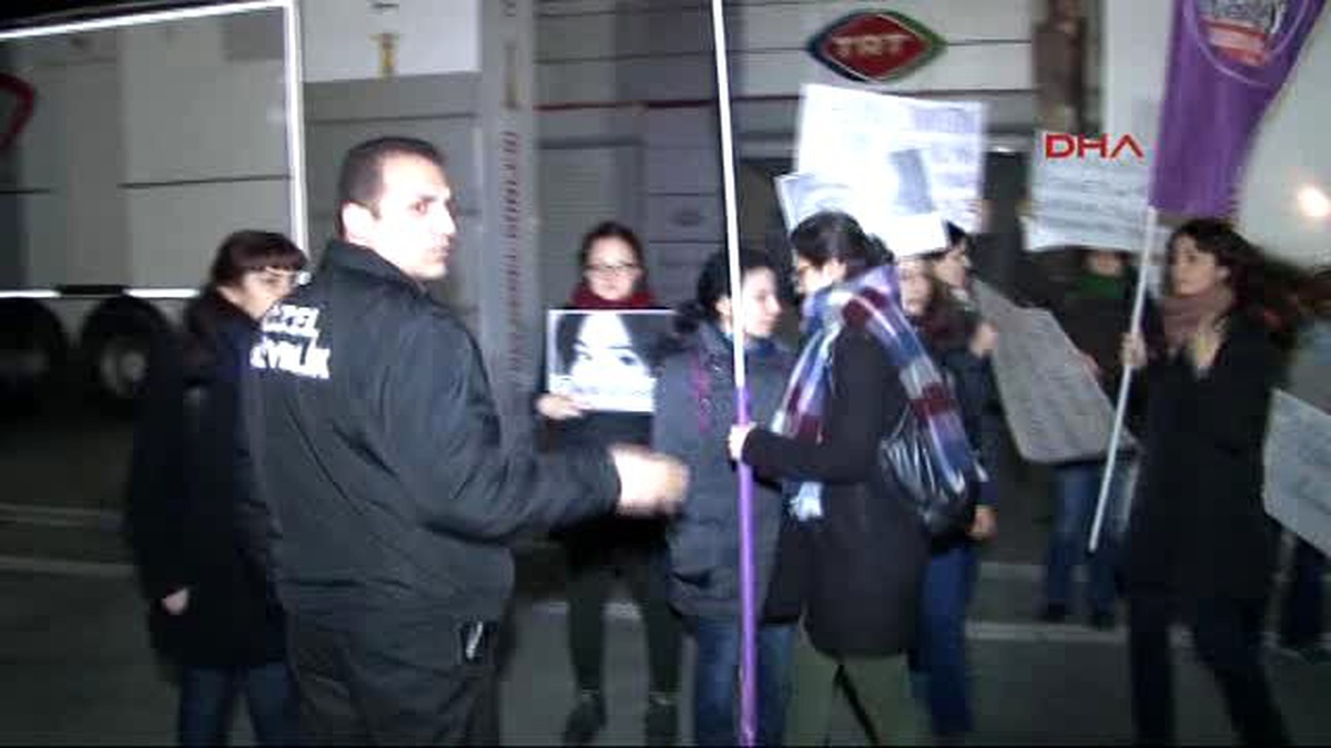 Bir Grup Kadın, Aile ve Sosyal Polıtıkalar Bakanını Protesto Etti
