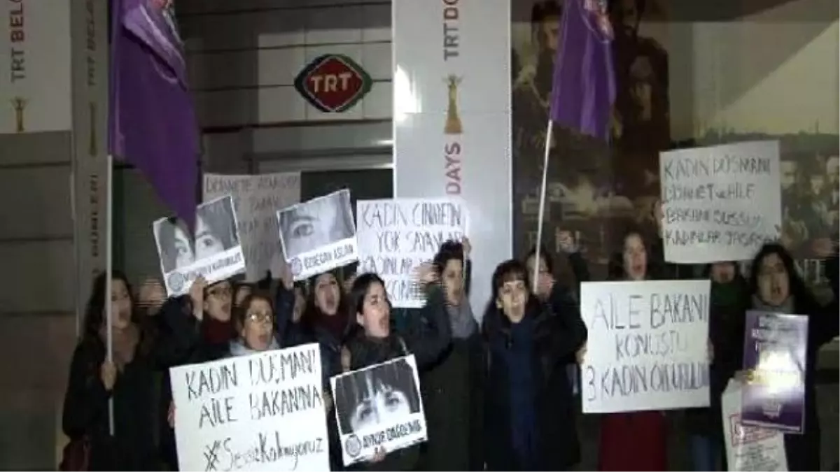 Bir Grup Kadın, Aile ve Sosyal Politikalar Bakanı Ramazanoğlu\'nu Protesto Etti