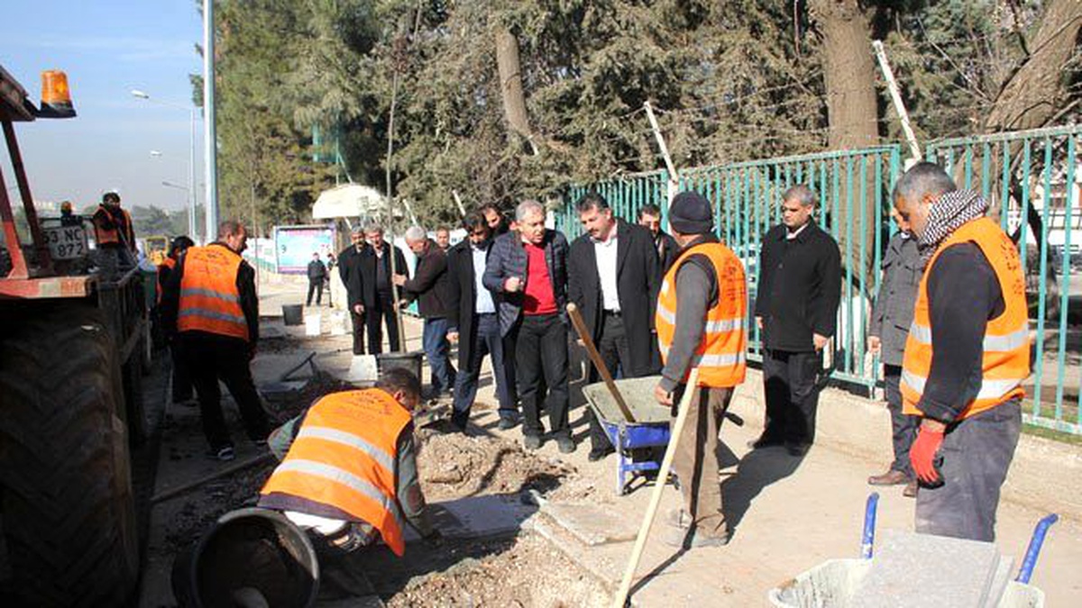 Büyükşehir Emniyet Caddesi\'ne Ağaç Dikiyor