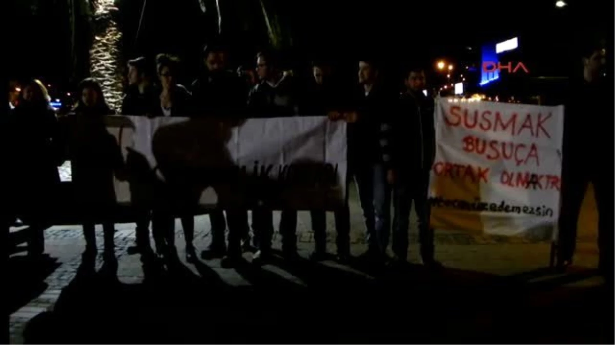 Foça\'da Gece Yarısı \'Tecavüz\' Protestosu