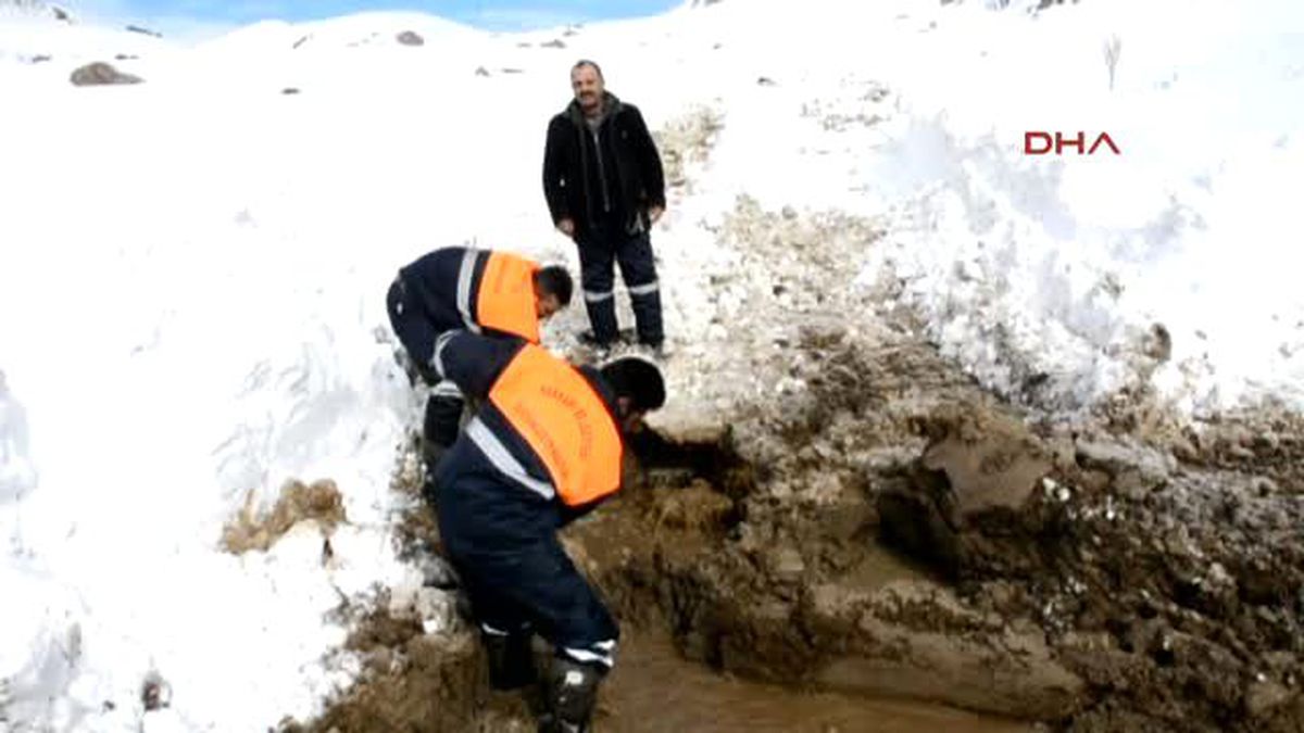 Hakkari - Su Şebekesinin Tamirine Kar Engeli