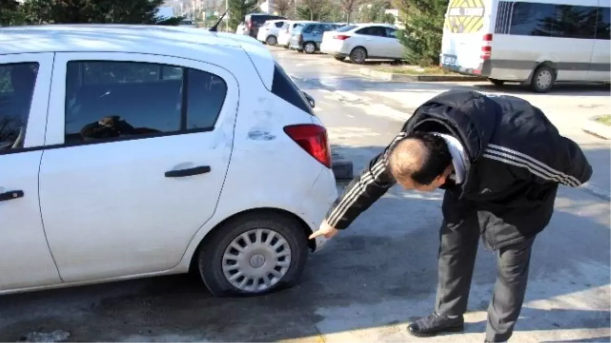 Hastane Otoparkındaki Araçların Lastiklerini Kestiler