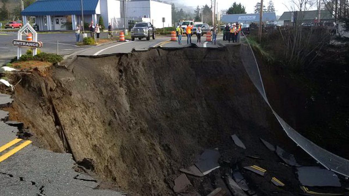 Kara Yolunda Dev Obruk Meydana Geldi