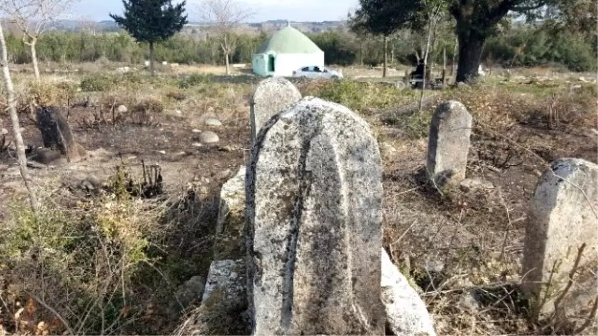 Osmanlı Dönemine Ait Mezarlık, İlgisizlik ve Bakımsızlıktan Harabeye Döndü