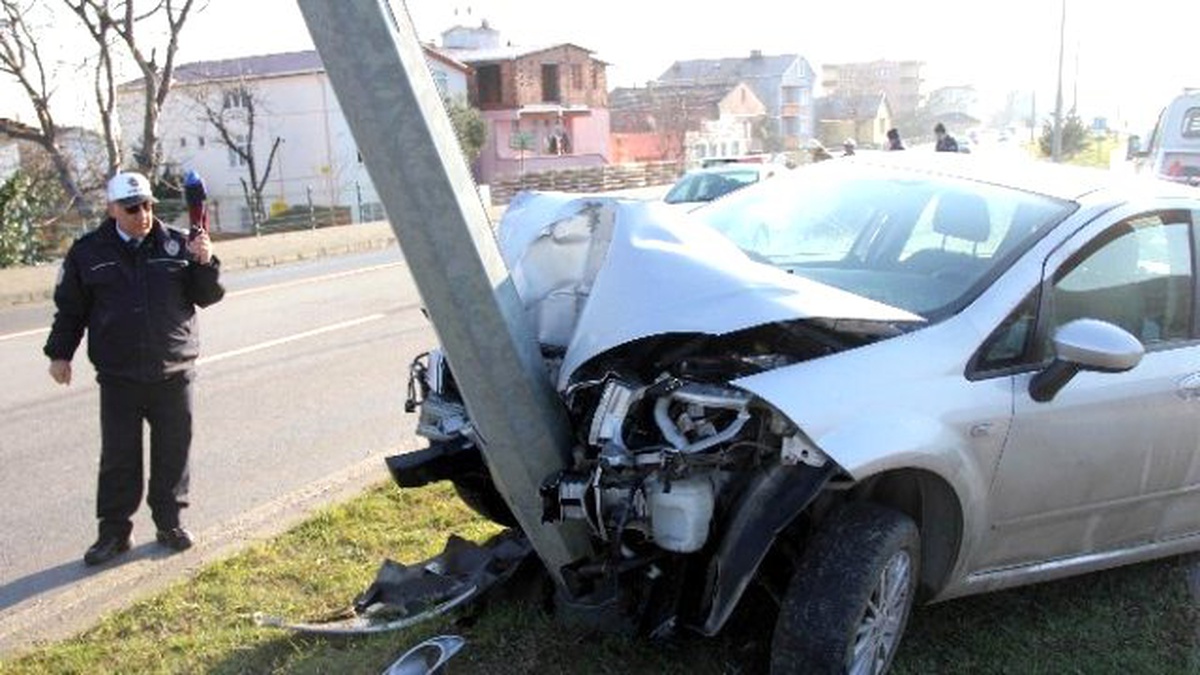 Otomobil Aydınlatma Direğine Çarptı: 4 Yaralı