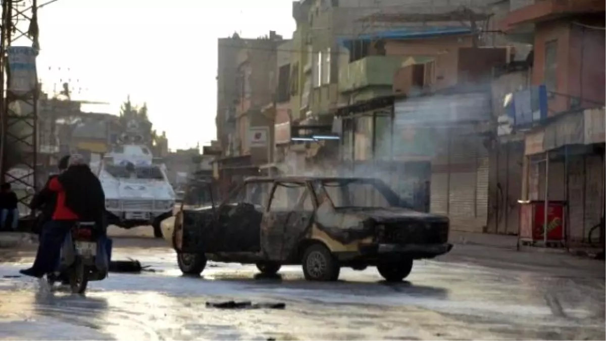 PKK Yandaşlarının Korsan Gösterisinde Ateş Açıldı: 2 Yaralı