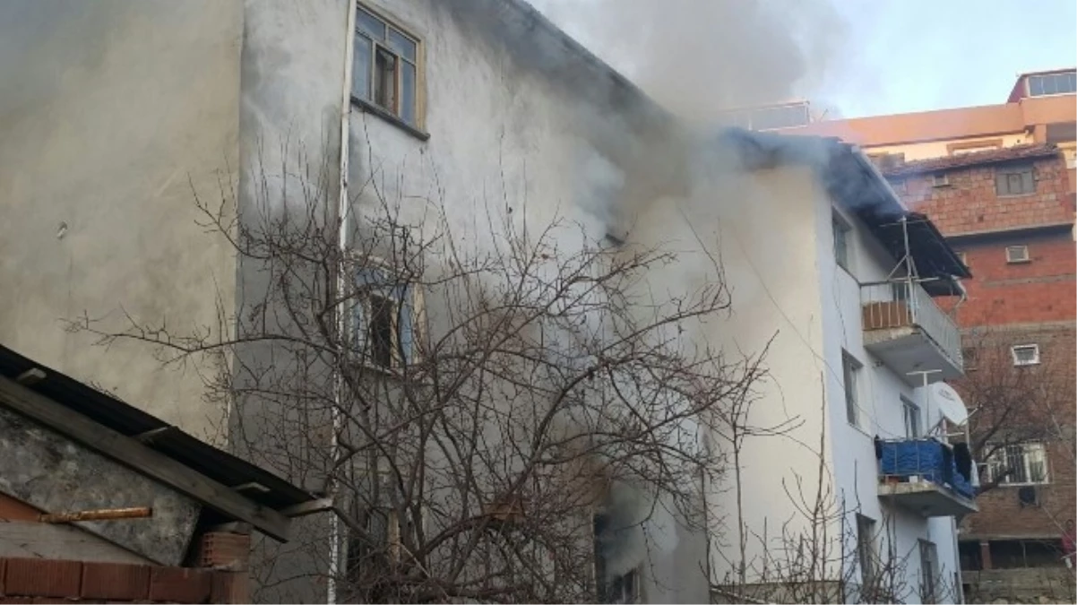 Tinercilerin Metruk Evde Çıkardığı Yangın Korkuttu