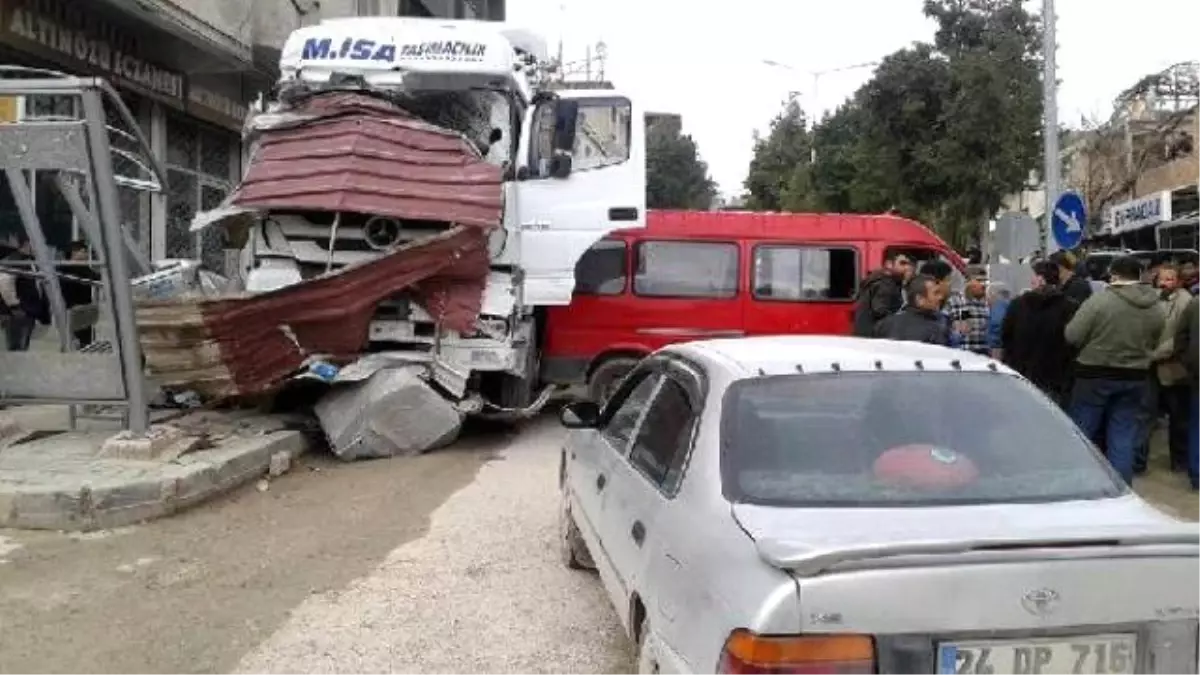 Tır, 16 Araca Çarptıktan Sonra Durabildi