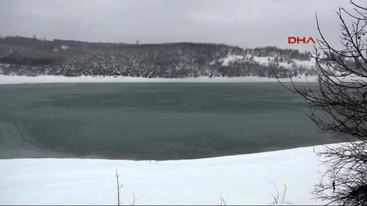 Tokat\'ta Soğuk Hava Üçoluk Göleti\'ni Dondurdu
