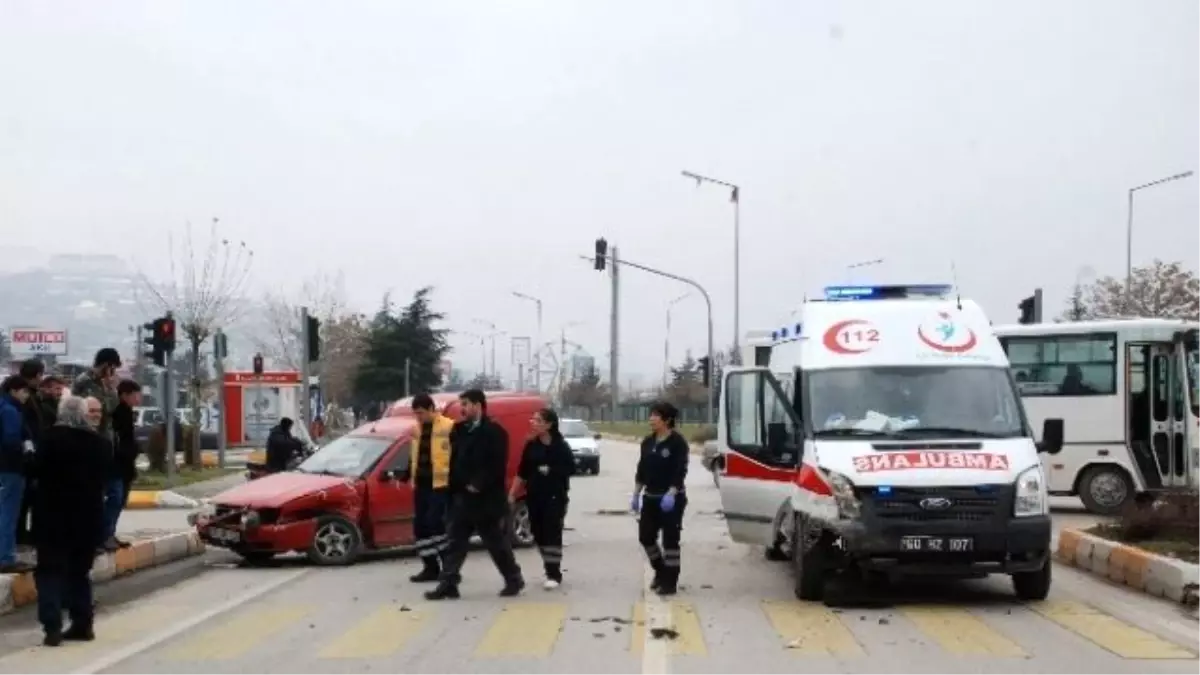 Ambulans ile Kamyonet Çarpıştı: 1 Yaralı